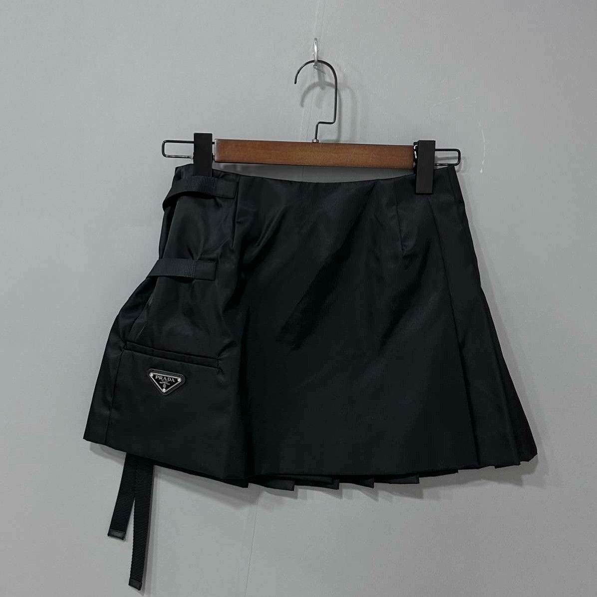 Prada Prada Retro Skirt M Women Size 28" / US 6 / IT 42 - 2 Thumbnail