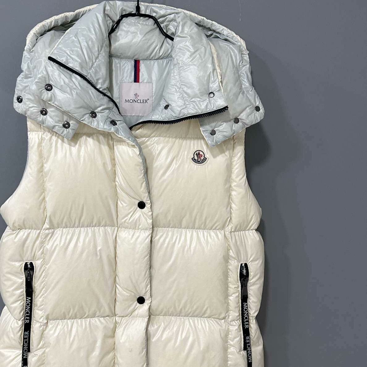 Moncler Moncler Down White Vest s Men Size US S / EU 44-46 / 1 - 2 Thumbnail