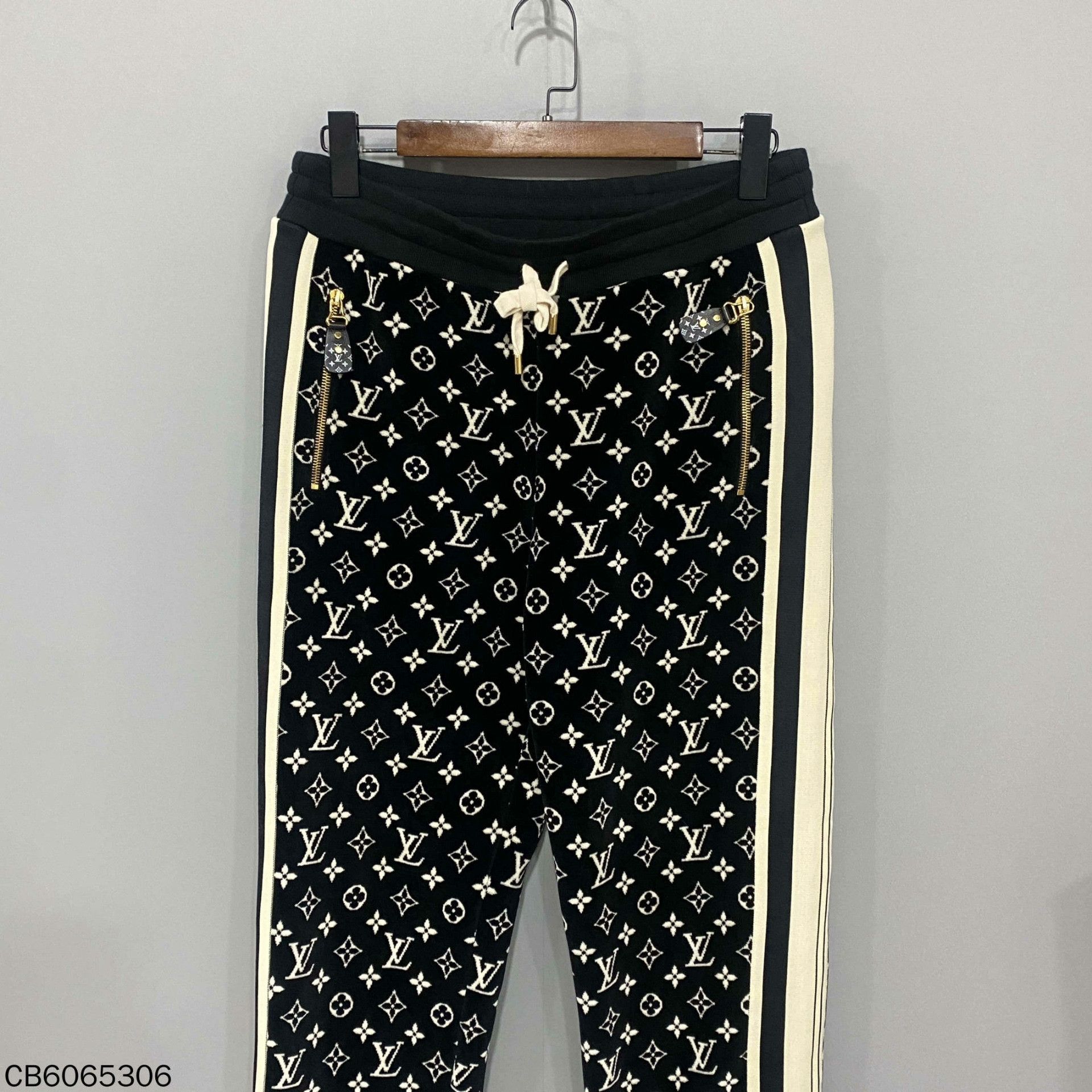 Louis Vuitton Louis Vuitton Pants 26 Women Size 26" / US 2 / IT 38 - 2 Thumbnail