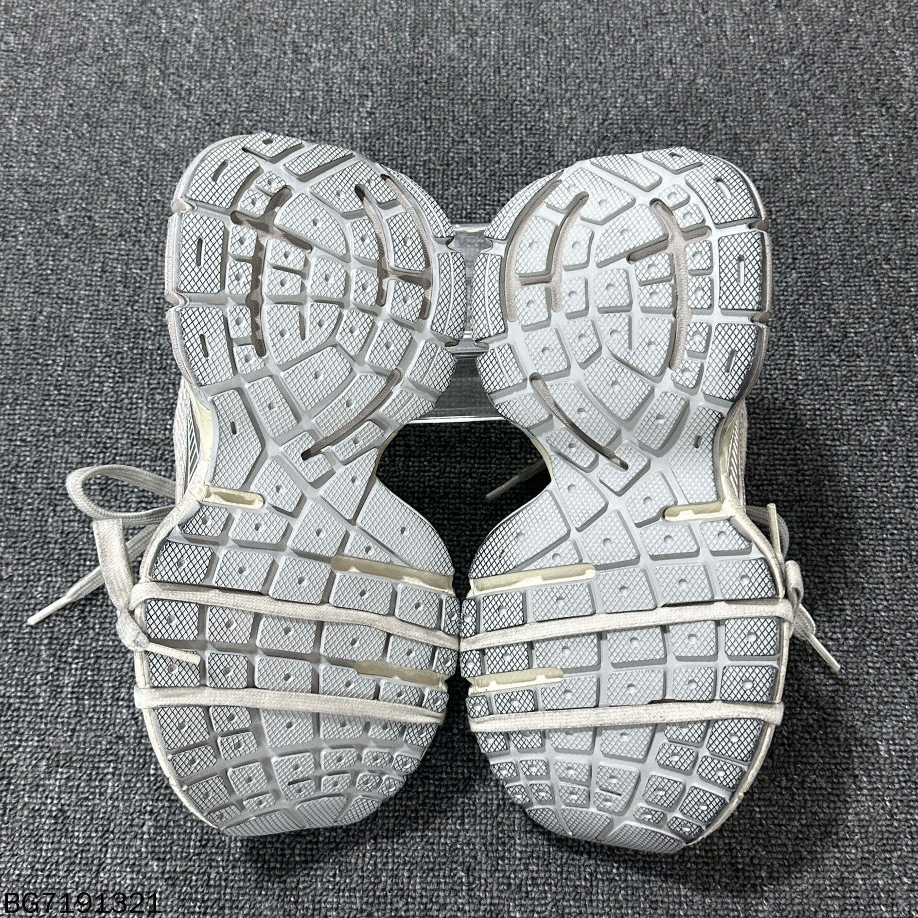 Balenciaga Balenciaga Mesh Lowtop Sneakers us_7 Women Size US 7 / IT 37 - 6 Thumbnail