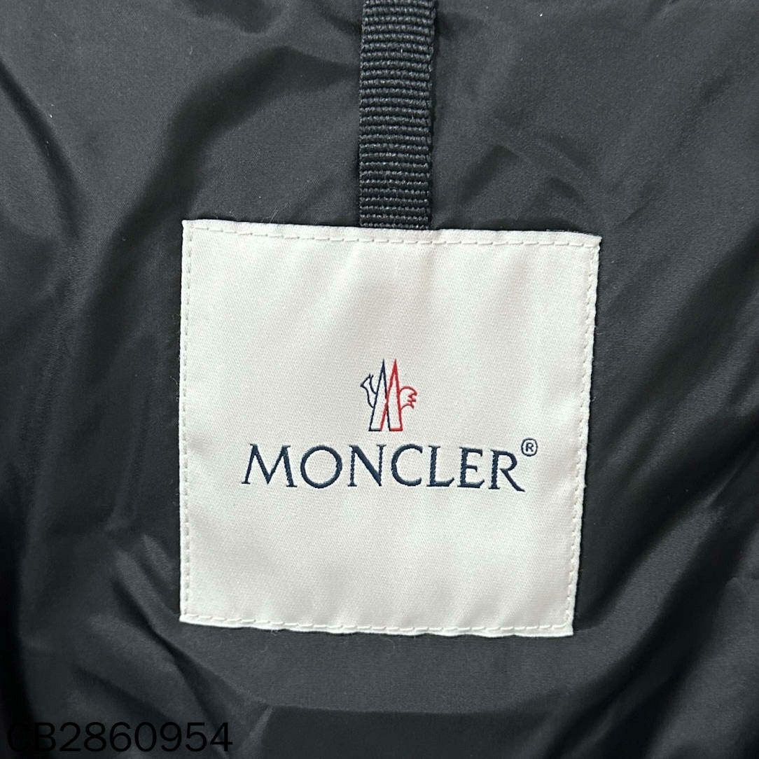 Moncler Moncler Down Slim Down Jacket S Women Size S / US 4 / IT 40 - 4 Thumbnail