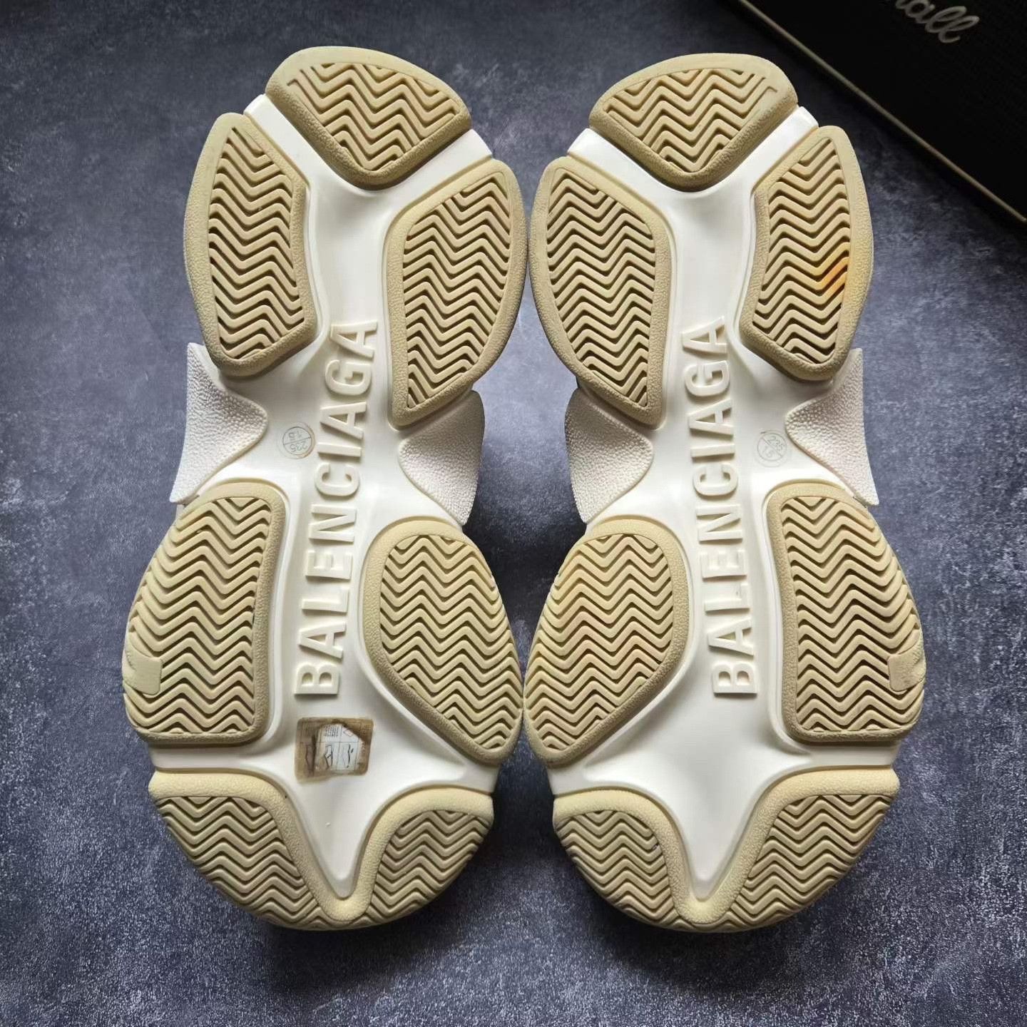 Balenciaga Balenciaga Gold Lowtop Sneakers S Women Size US 6 / IT 36 - 7 Thumbnail