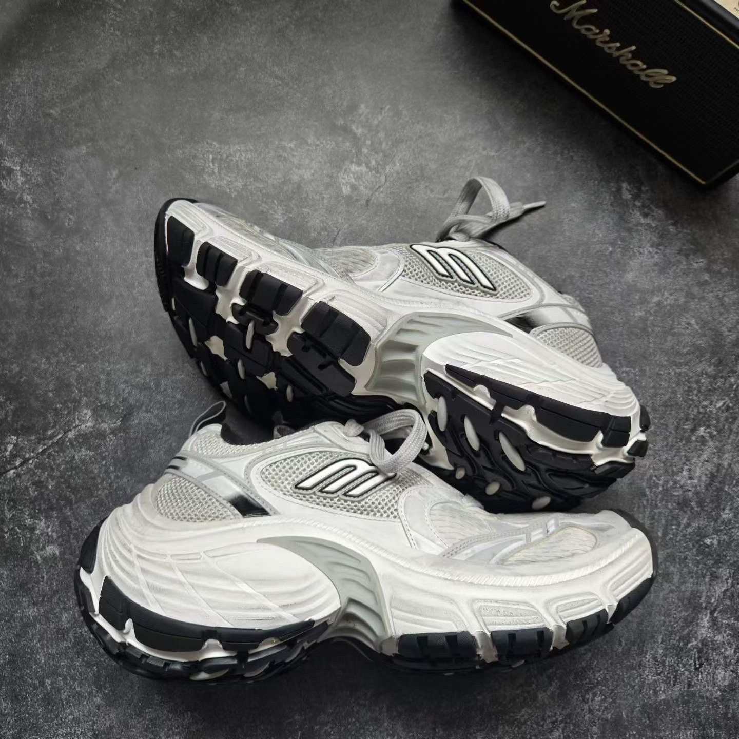 Balenciaga Balenciaga White Lowtop Sneakers XL Men Size US 10 / EU 43 - 9 Thumbnail