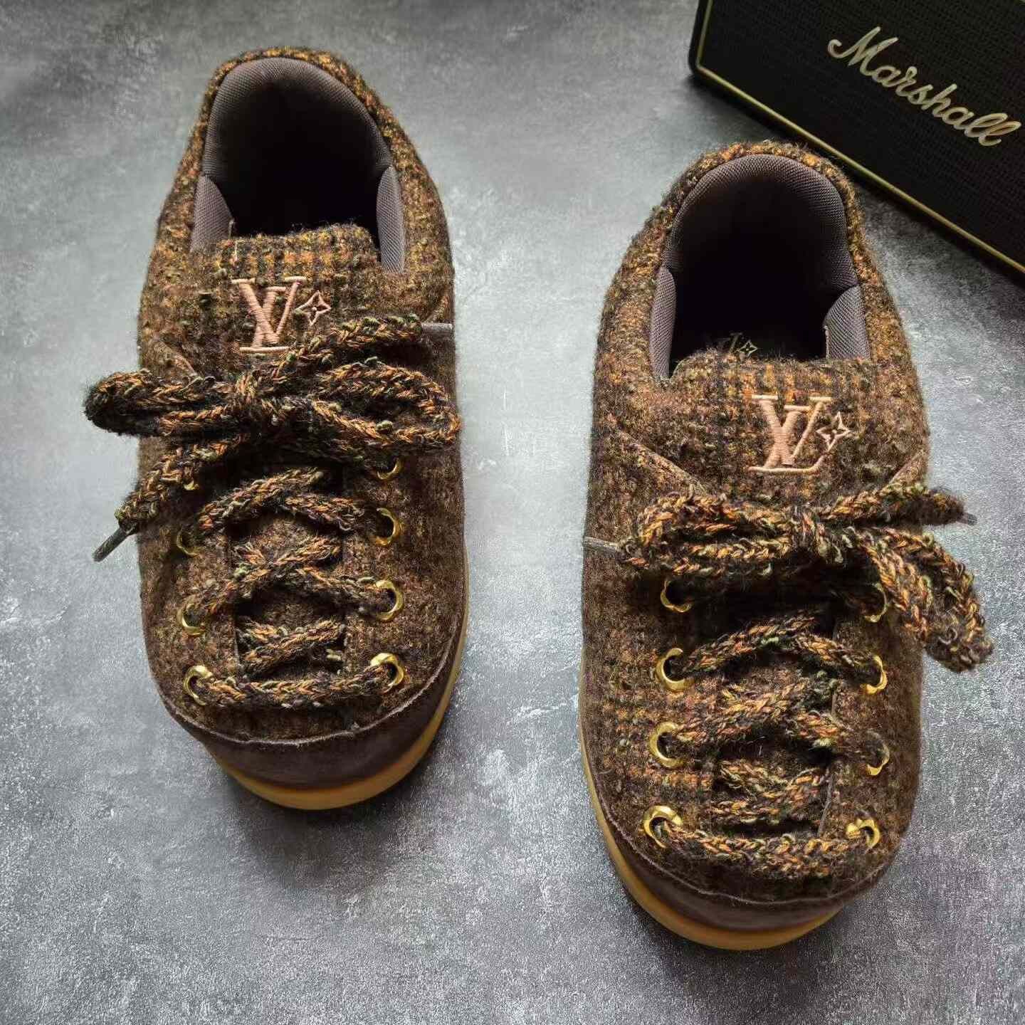 Balenciaga Balenciaga Collab Gold Lowtop Sneakers 8 Men Size US 8 / EU 41 - 2 Thumbnail