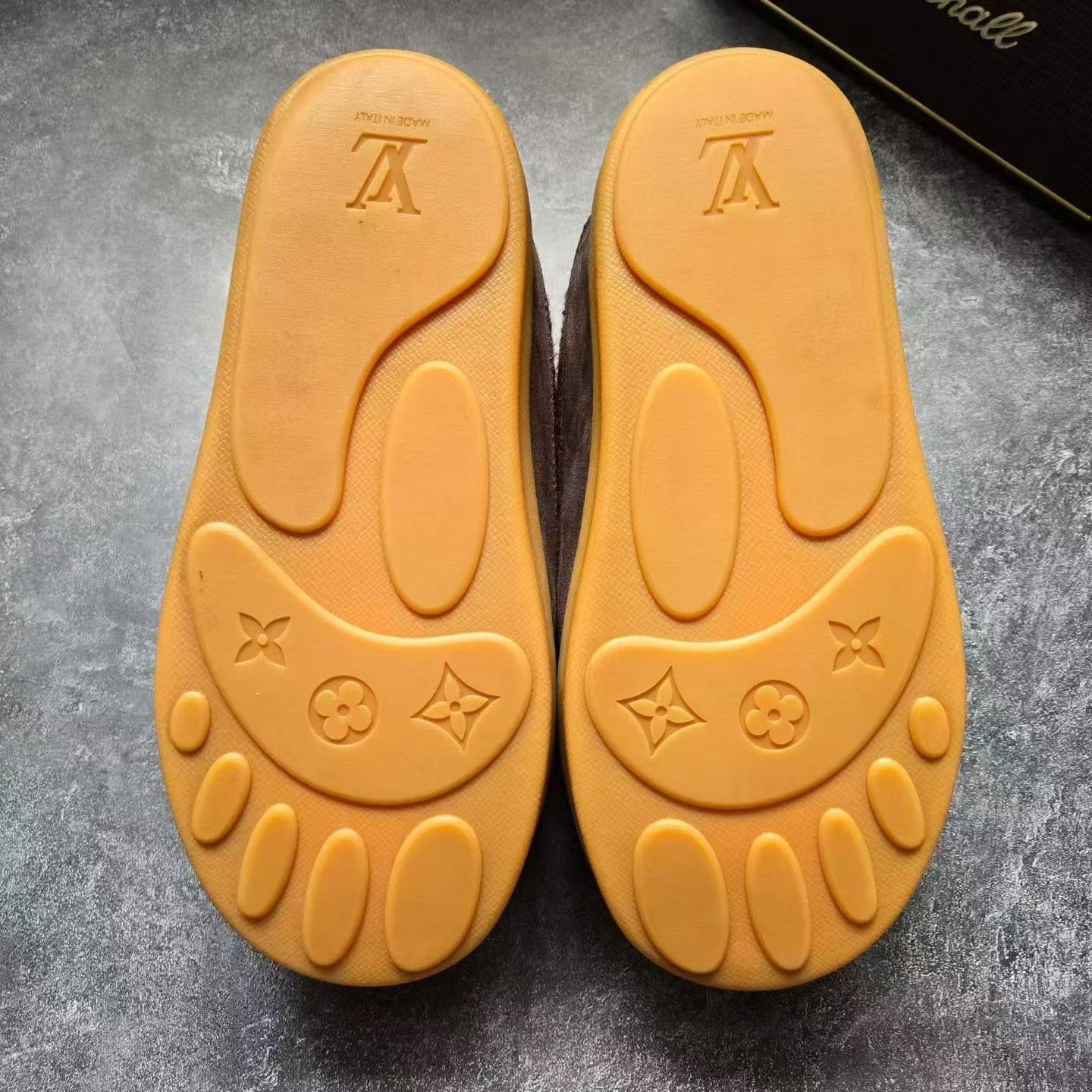 Balenciaga Balenciaga Collab Gold Lowtop Sneakers 8 Men Size US 8 / EU 41 - 7 Thumbnail