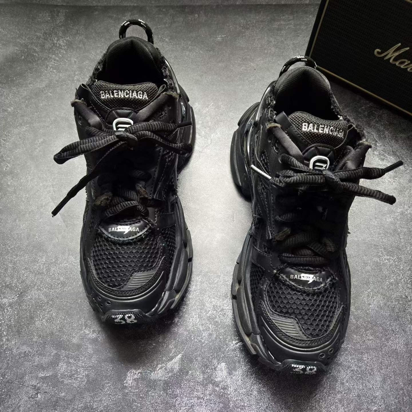 Balenciaga Balenciaga Running Gold Lowtop Sneakers 38 Women Size US 7.5 / IT 37.5 - 2 Thumbnail