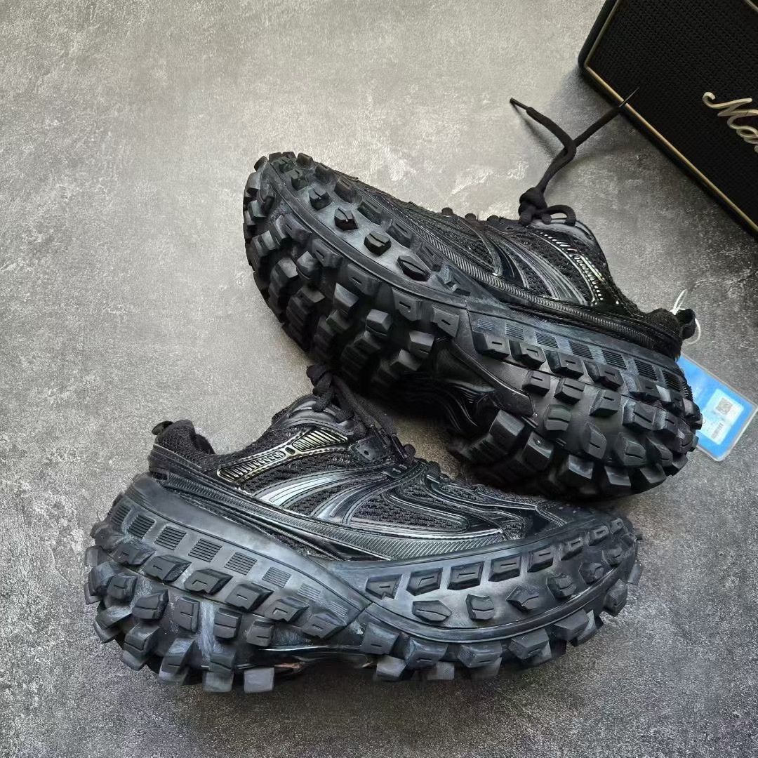 Balenciaga Balenciaga Gold Lowtop Sneakers 37 Women Size US 6.5 / IT 36.5 - 8 Thumbnail