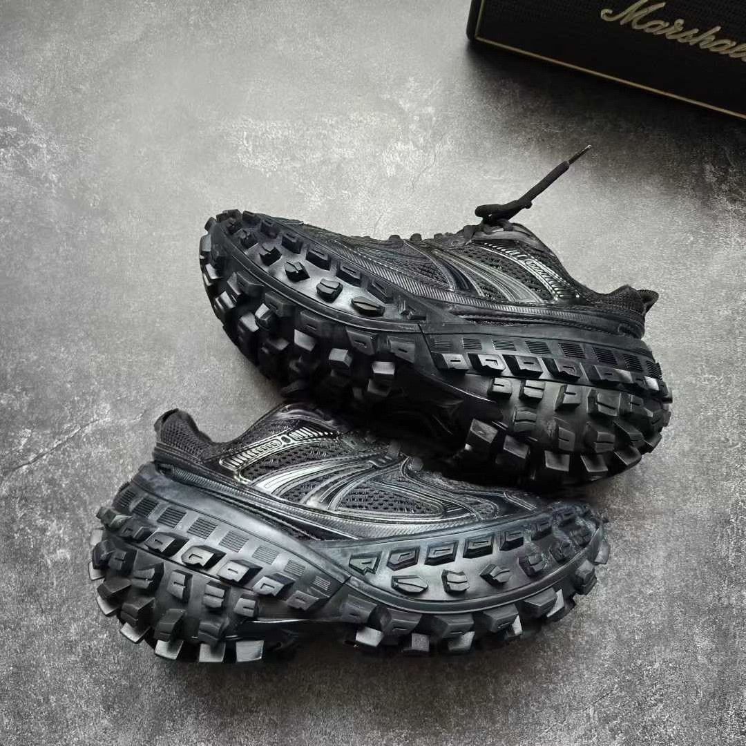 Balenciaga Balenciaga Gold Lowtop Sneakers 37 Women Size US 6.5 / IT 36.5 - 8 Thumbnail