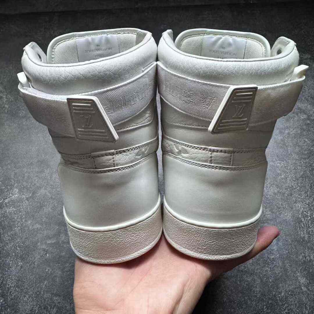 Louis Vuitton Louis Vuitton Gold Hitop Sneakers 42.5 Men Size US 9.5 / EU 42-43 - 3 Thumbnail