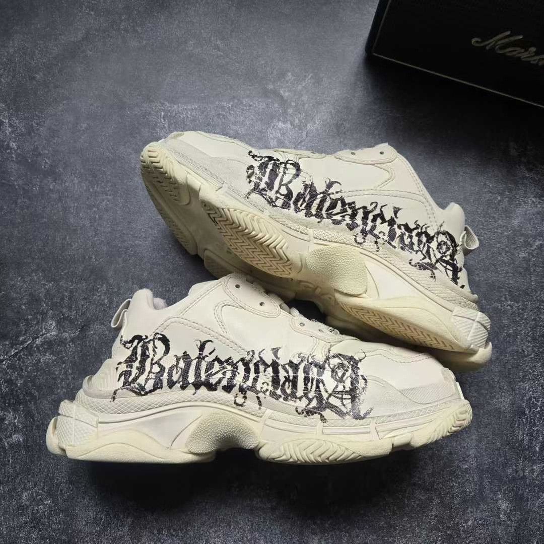Balenciaga Balenciaga Graphic Beige Lowtop Sneakers S Women Size US 6 / IT 36 - 9 Thumbnail