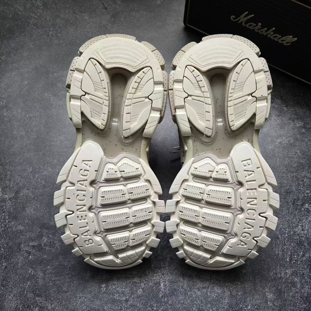 Balenciaga Balenciaga Gold Lowtop Sneakers 38 Women Size US 7.5 / IT 37.5 - 6 Thumbnail