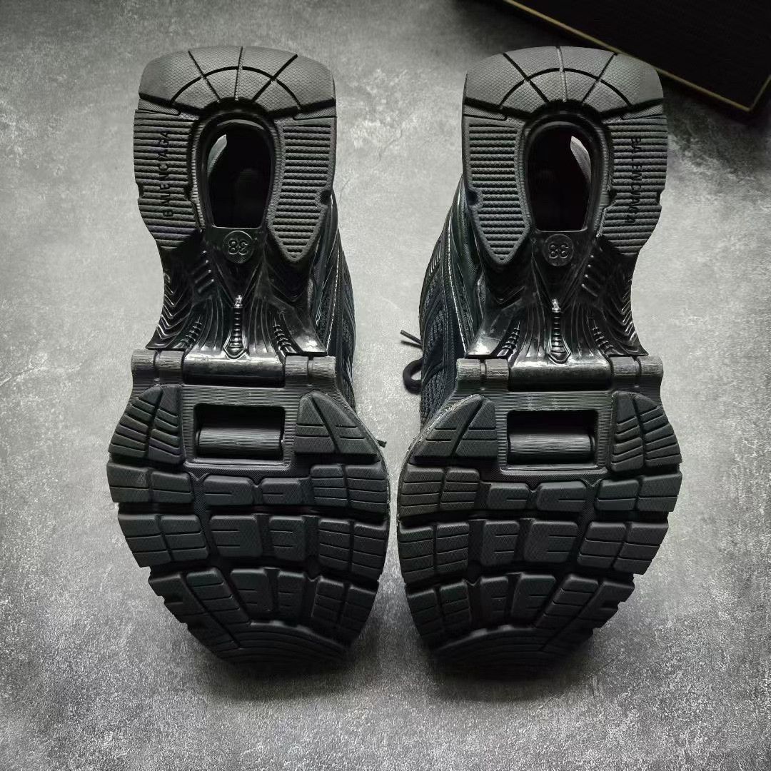 Balenciaga Balenciaga Gold Lowtop Sneakers 38 Women Size US 7.5 / IT 37.5 - 7 Thumbnail