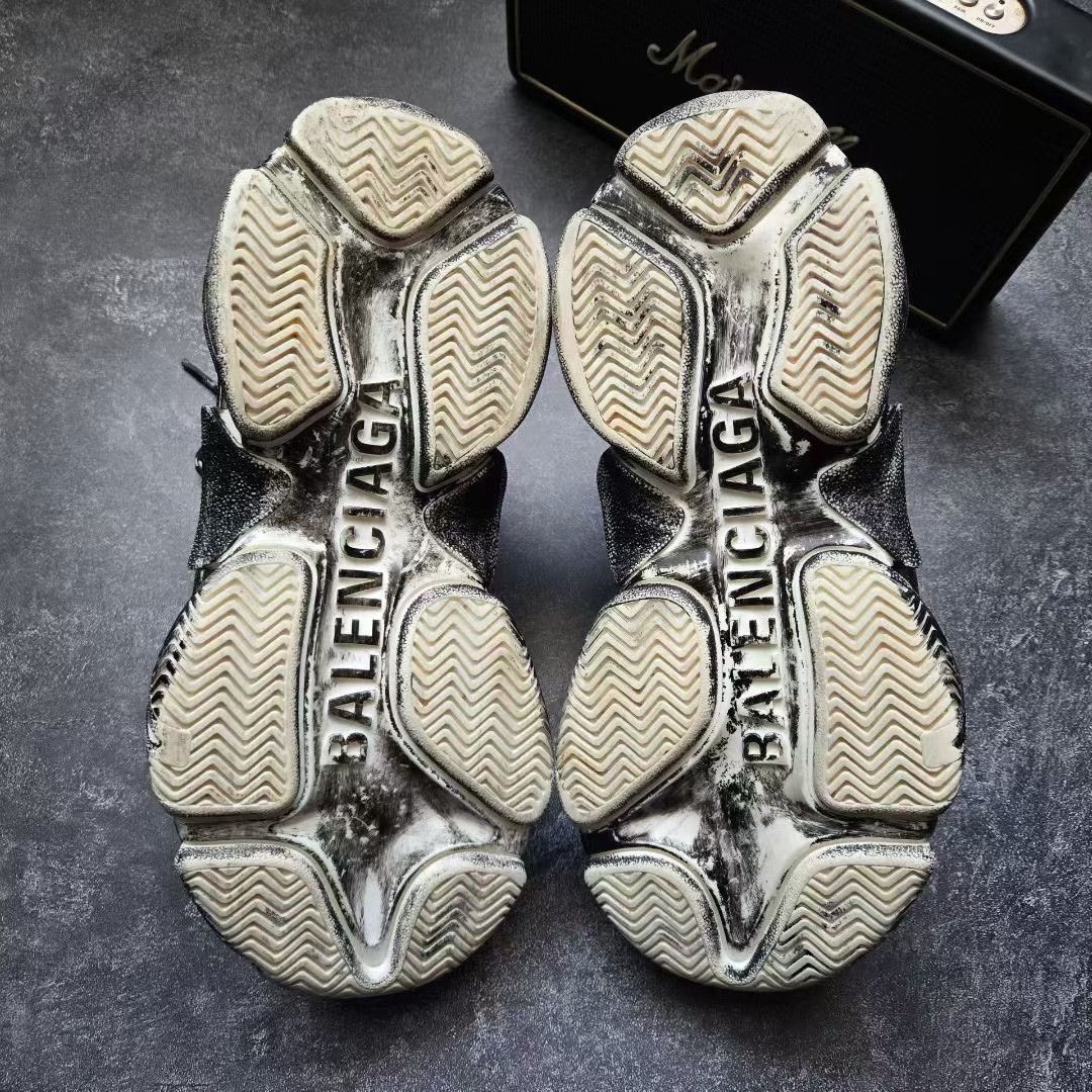 Balenciaga Balenciaga Distressed Gold Lowtop Sneakers S Women Size US 6 / IT 36 - 7 Thumbnail