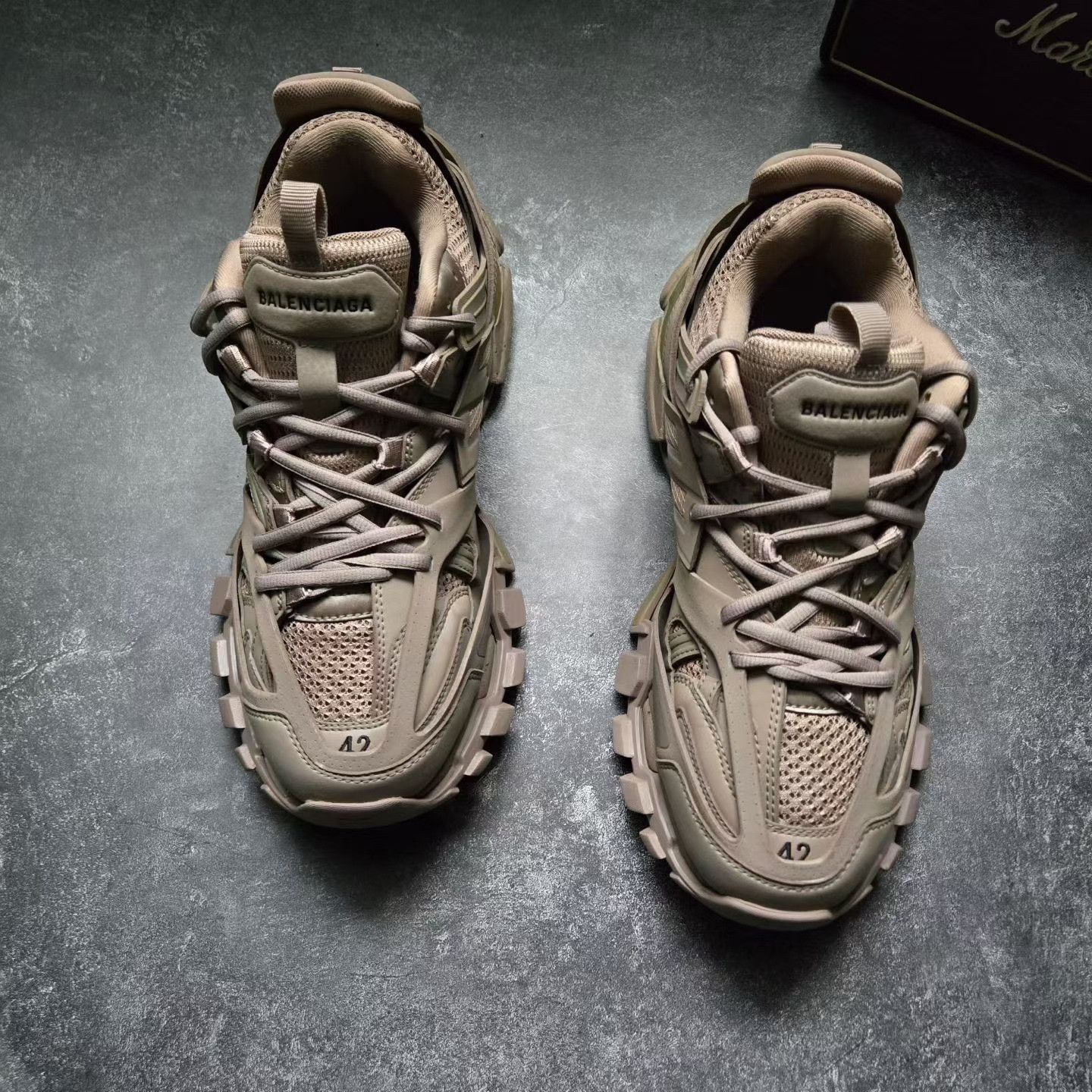 Balenciaga Balenciaga Beige Lowtop Sneakers 42 Men Size US 9 / EU 42 - 2 Thumbnail