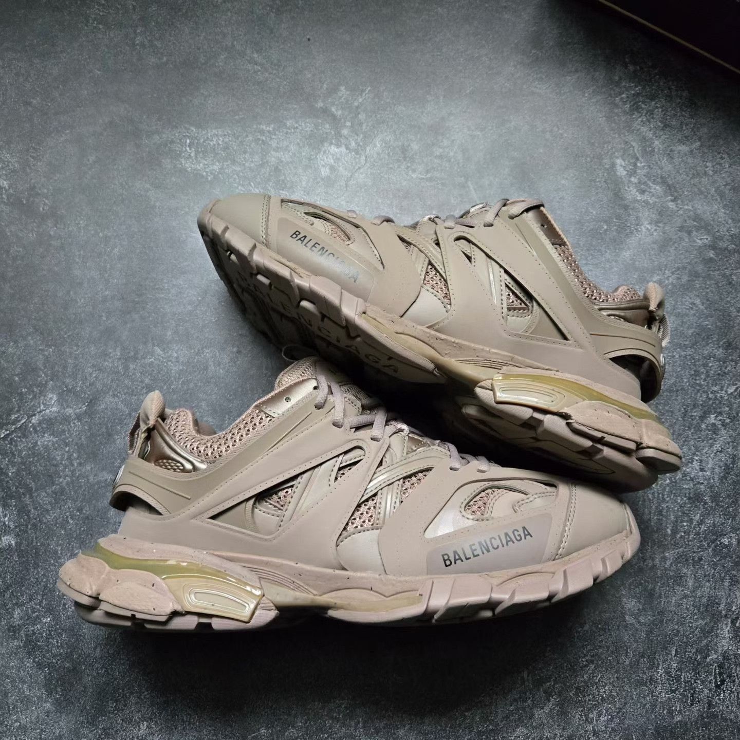 Balenciaga Balenciaga Beige Lowtop Sneakers 42 Men Size US 9 / EU 42 - 8 Thumbnail