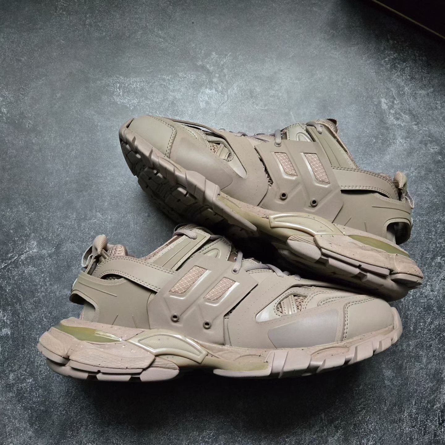 Balenciaga Balenciaga Beige Lowtop Sneakers 42 Men Size US 9 / EU 42 - 9 Thumbnail