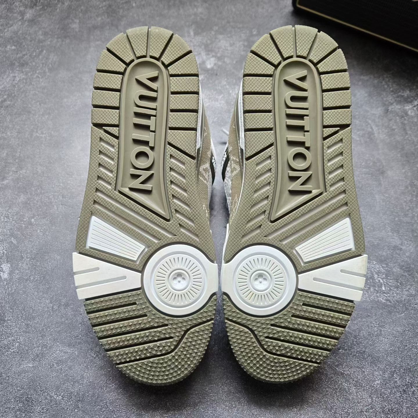 Louis Vuitton Louis Vuitton Training Green Lowtop Sneakers 36 Women Size US 6 / IT 36 - 7 Thumbnail