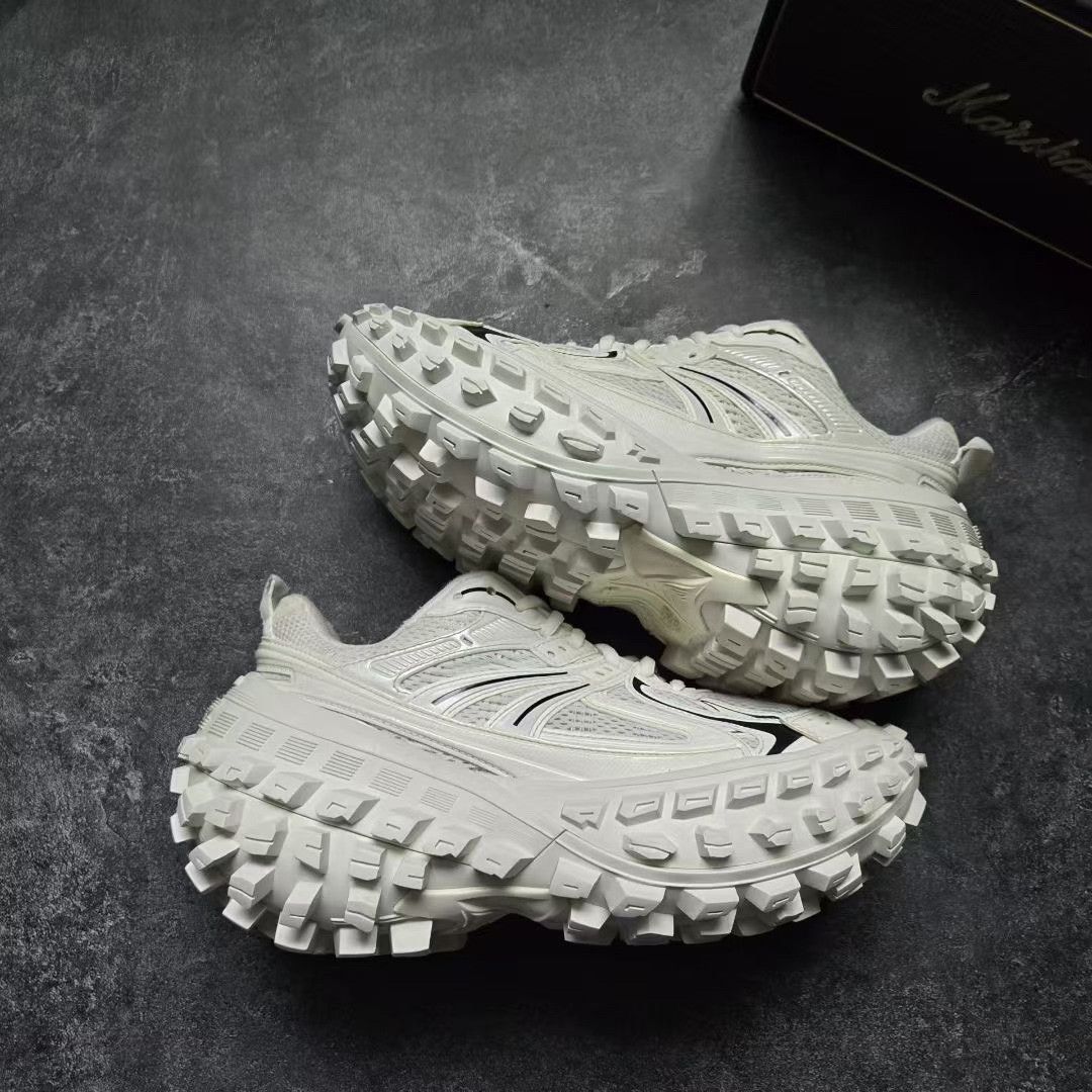Balenciaga Balenciaga Black Lowtop Sneakers 38 Women Size US 7.5 / IT 37.5 - 8 Thumbnail