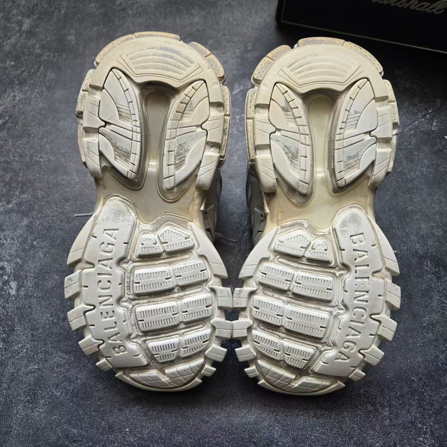 Balenciaga Balenciaga Distressed White Lowtop Sneakers 41 Men Size US 8.5 / EU 41-42 - 7 Thumbnail