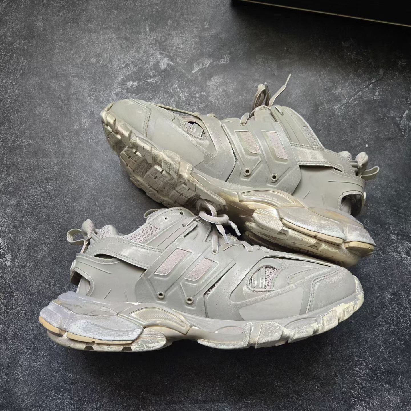 Balenciaga Balenciaga Distressed White Lowtop Sneakers 41 Men Size US 8.5 / EU 41-42 - 9 Thumbnail