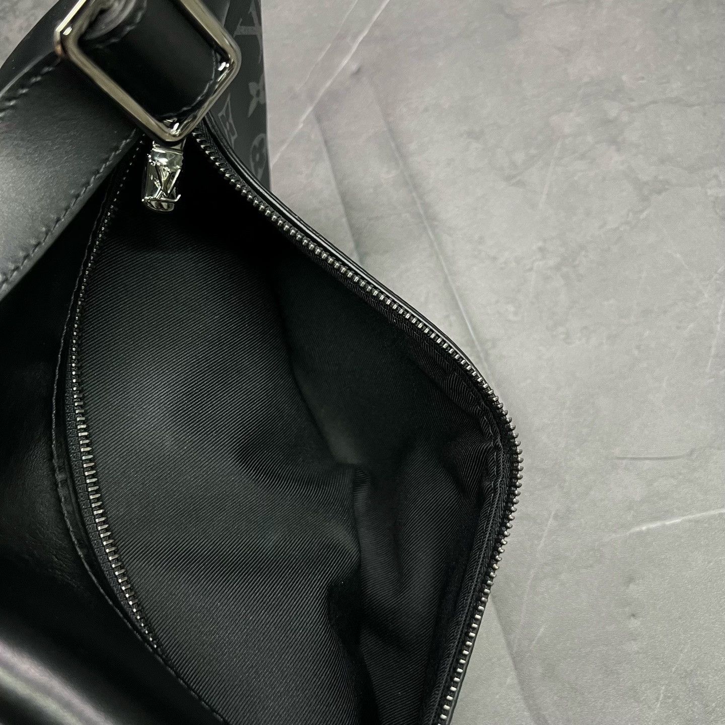 Louis Vuitton Louis Vuitton Black Bag 41 Men Size ONE SIZE - 2 Thumbnail