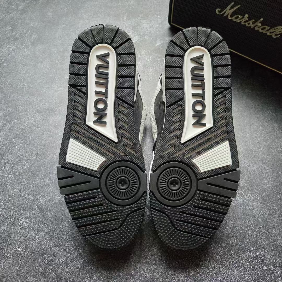Louis Vuitton Louis Vuitton Training Black Lowtop Sneakers 36 Women Size US 6 / IT 36 - 7 Thumbnail