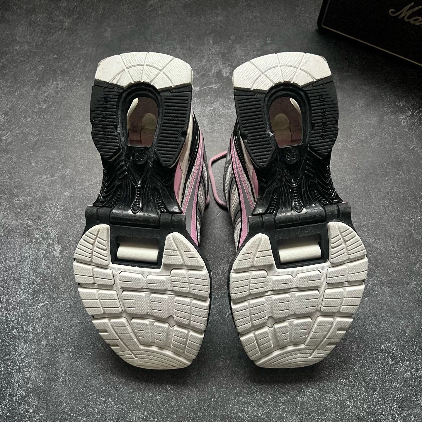 Balenciaga Balenciaga Black Lowtop Sneakers 39 Women Size US 8.5 / IT 38.5 - 7 Thumbnail