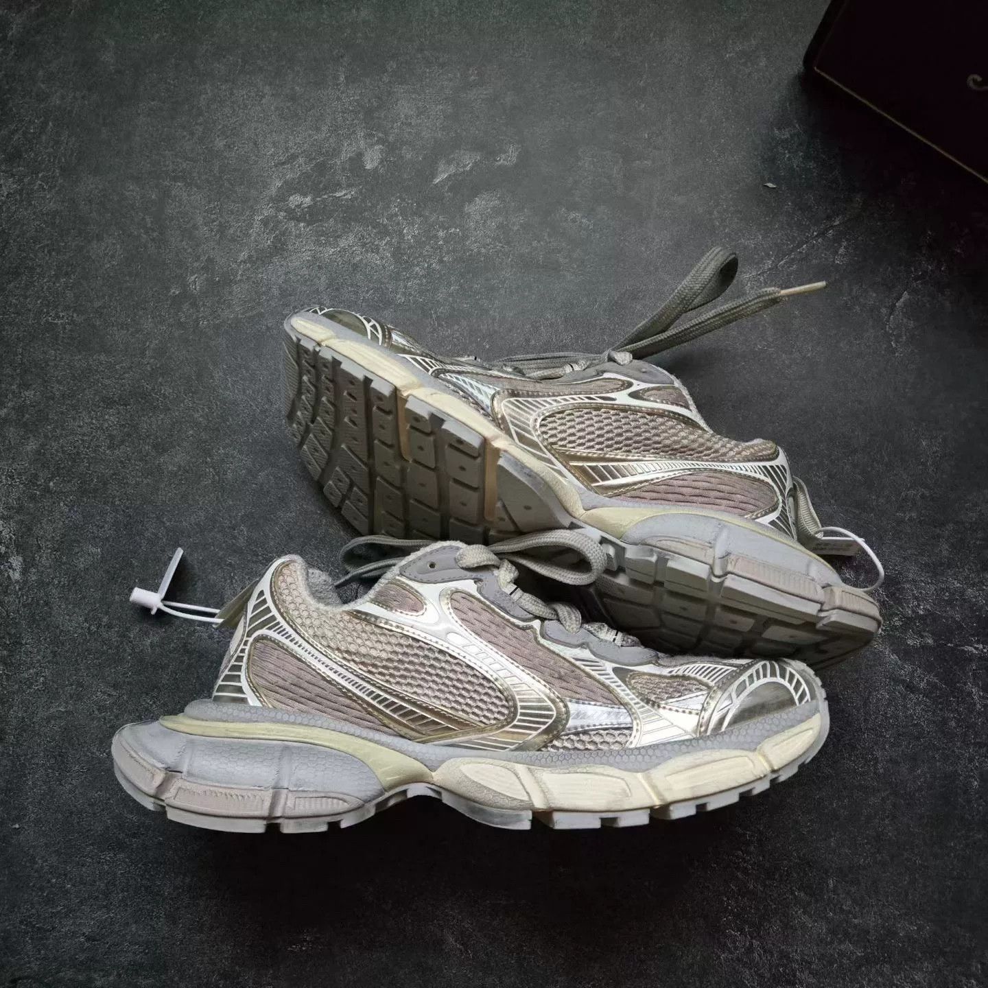 Balenciaga Balenciaga Beige Lowtop Sneakers XXXL Men Size US 10 / EU 43 - 2 Thumbnail