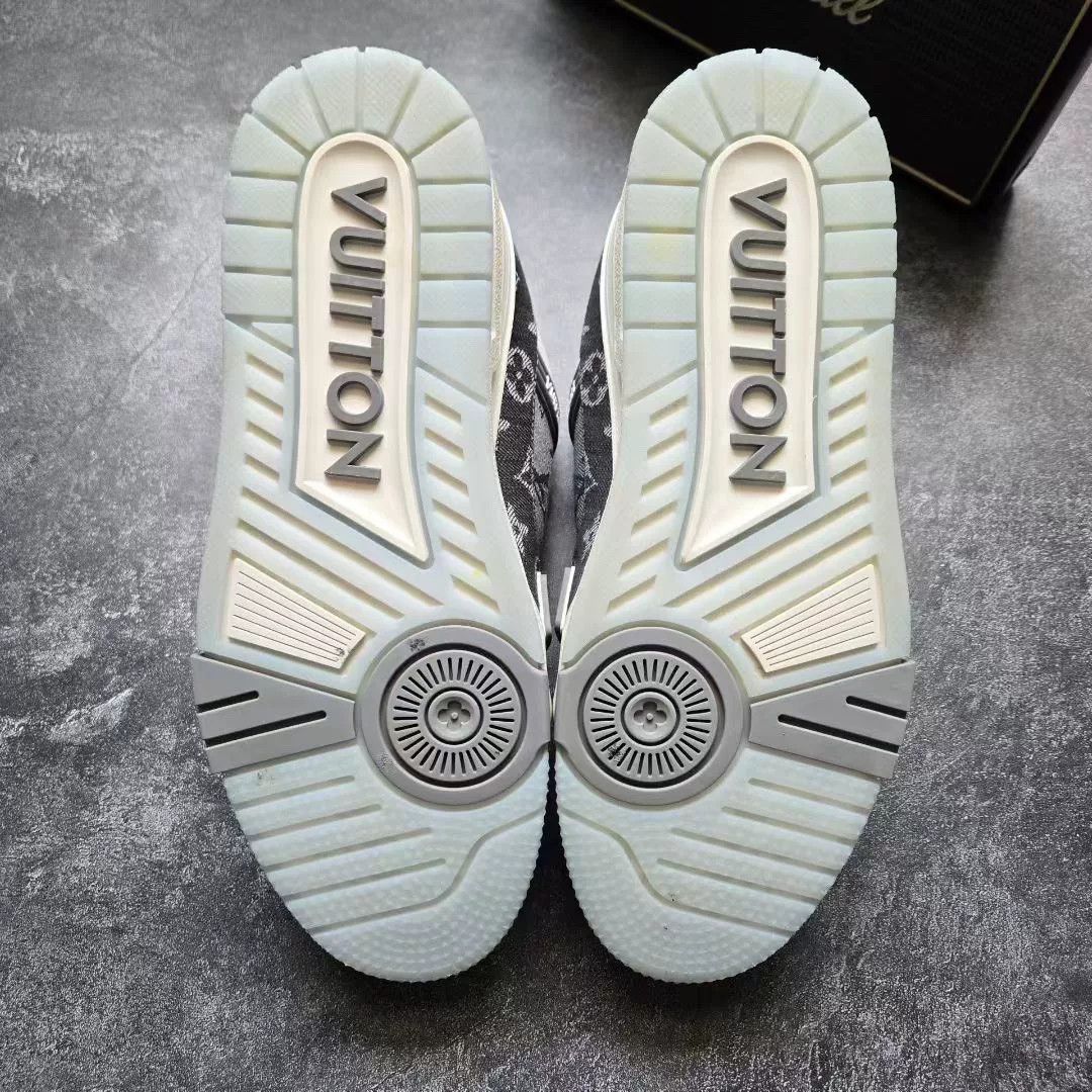 Louis Vuitton Louis Vuitton Training White Lowtop Sneakers 40 Women Size US 9 / IT 39 - 7 Thumbnail