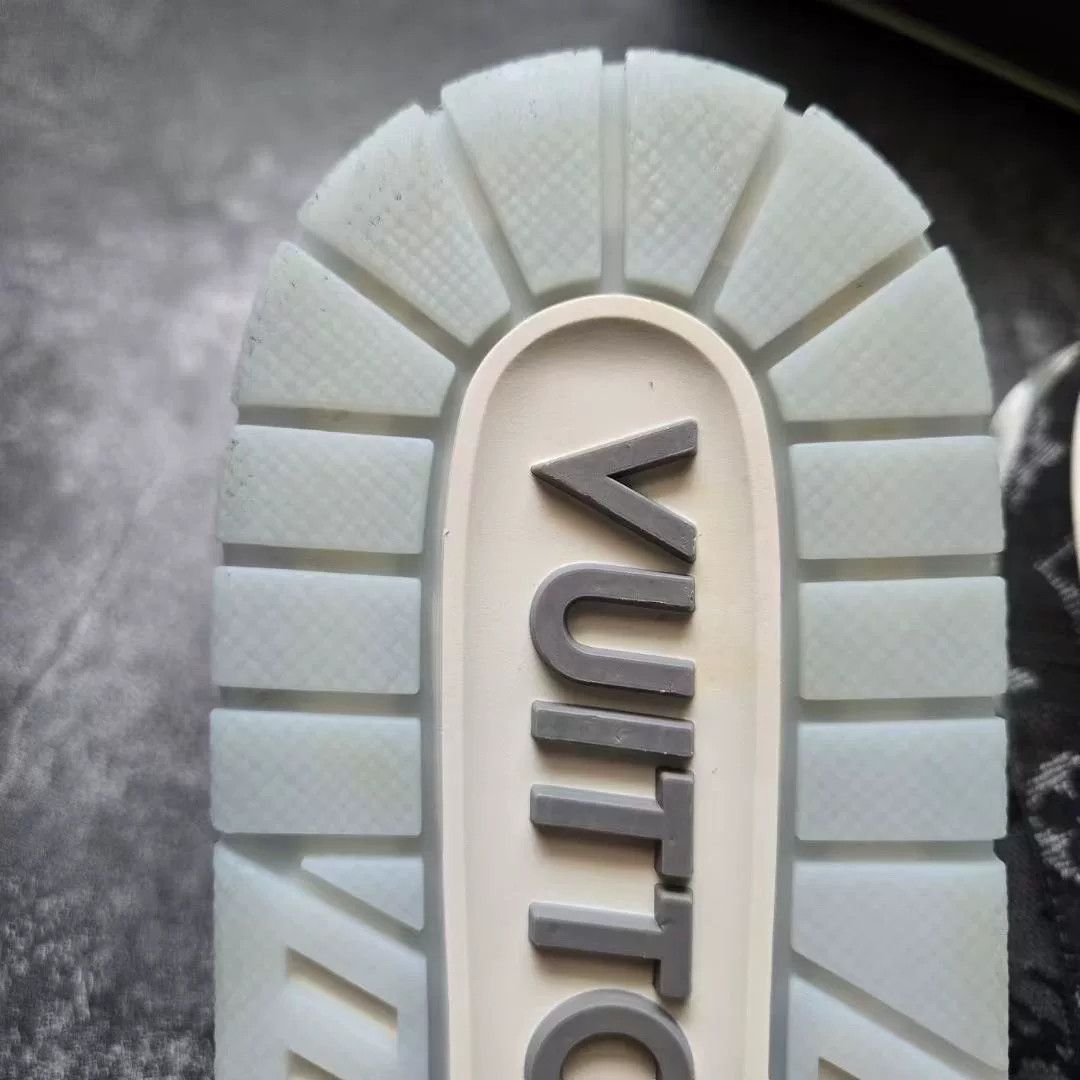 Louis Vuitton Louis Vuitton Training White Lowtop Sneakers 40 Women Size US 9 / IT 39 - 8 Thumbnail