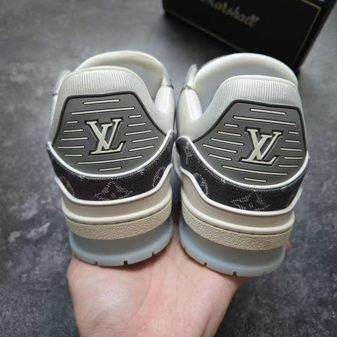 Louis Vuitton Louis Vuitton Training White Lowtop Sneakers 40 Women Size US 9 / IT 39 - 6 Thumbnail