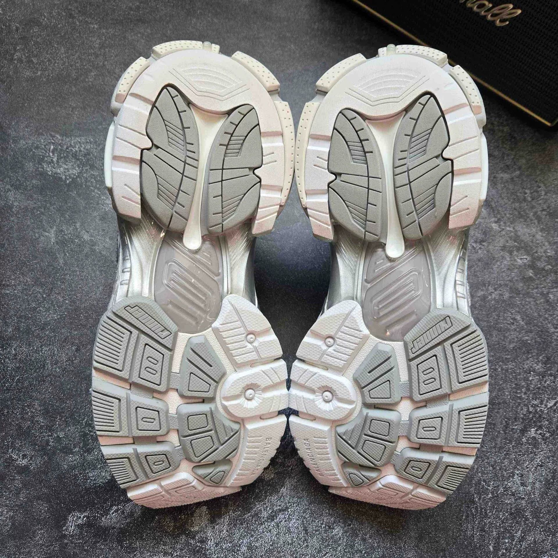 Balenciaga Balenciaga Running White Lowtop Sneakers 36 Women Size US 6 / IT 36 - 7 Thumbnail