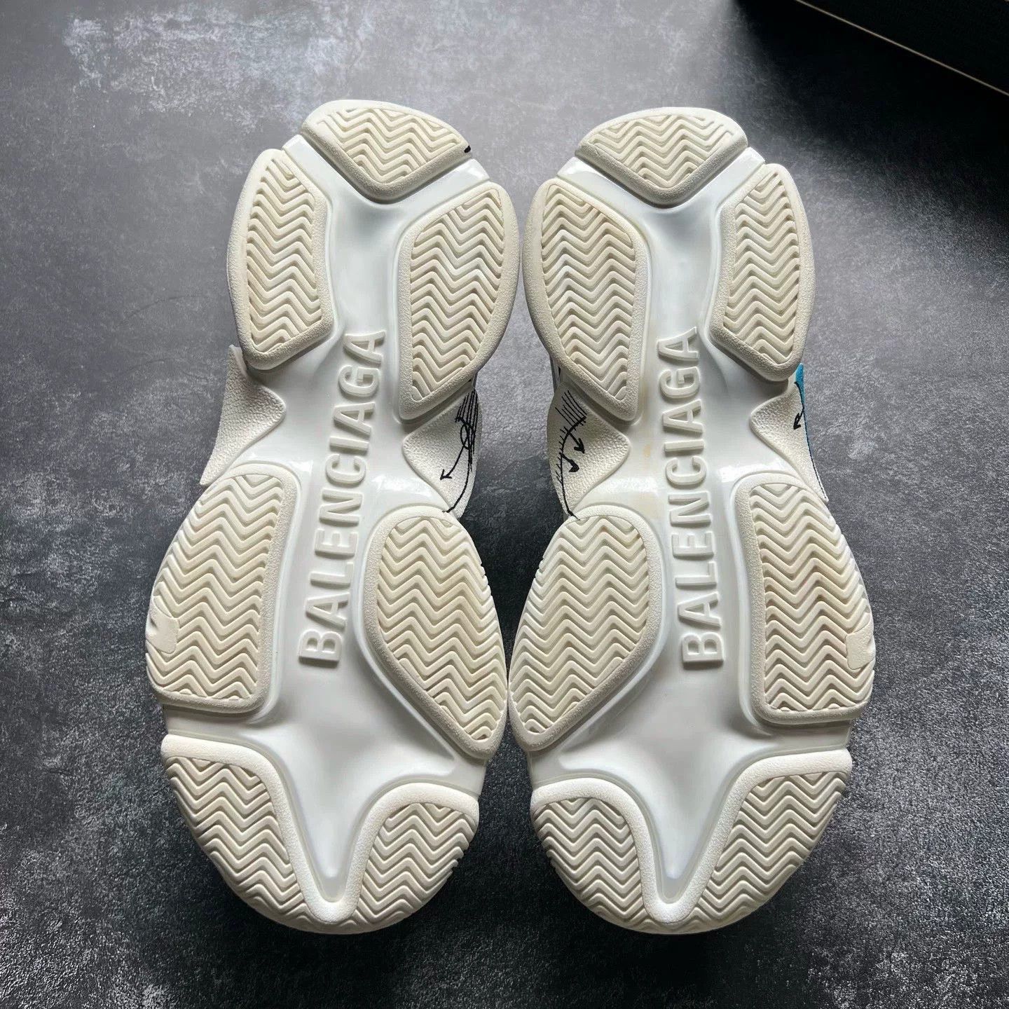 Balenciaga Balenciaga Graphic Lowtop Sneakers S Men Size US 10 / EU 43 - 7 Thumbnail