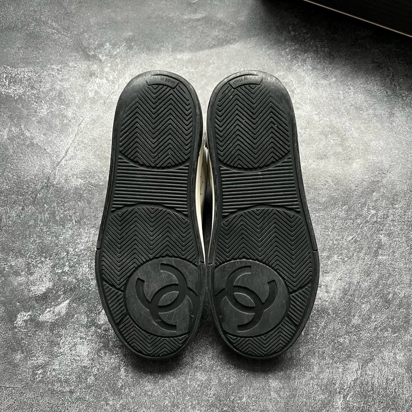 Chanel Chanel Black Lowtop Sneakers 35 Women Size US 5 / IT 35 - 7 Thumbnail