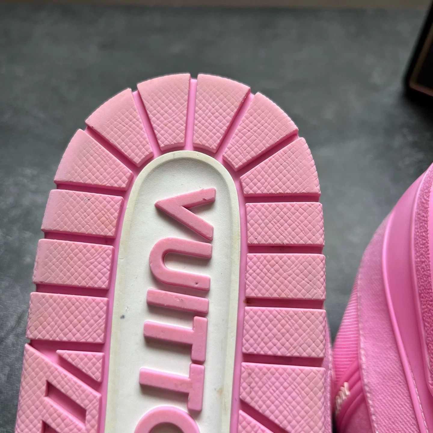 Louis Vuitton Louis Vuitton Training Pink Lowtop Sneakers 9 Men Size US 9 / EU 42 - 8 Thumbnail