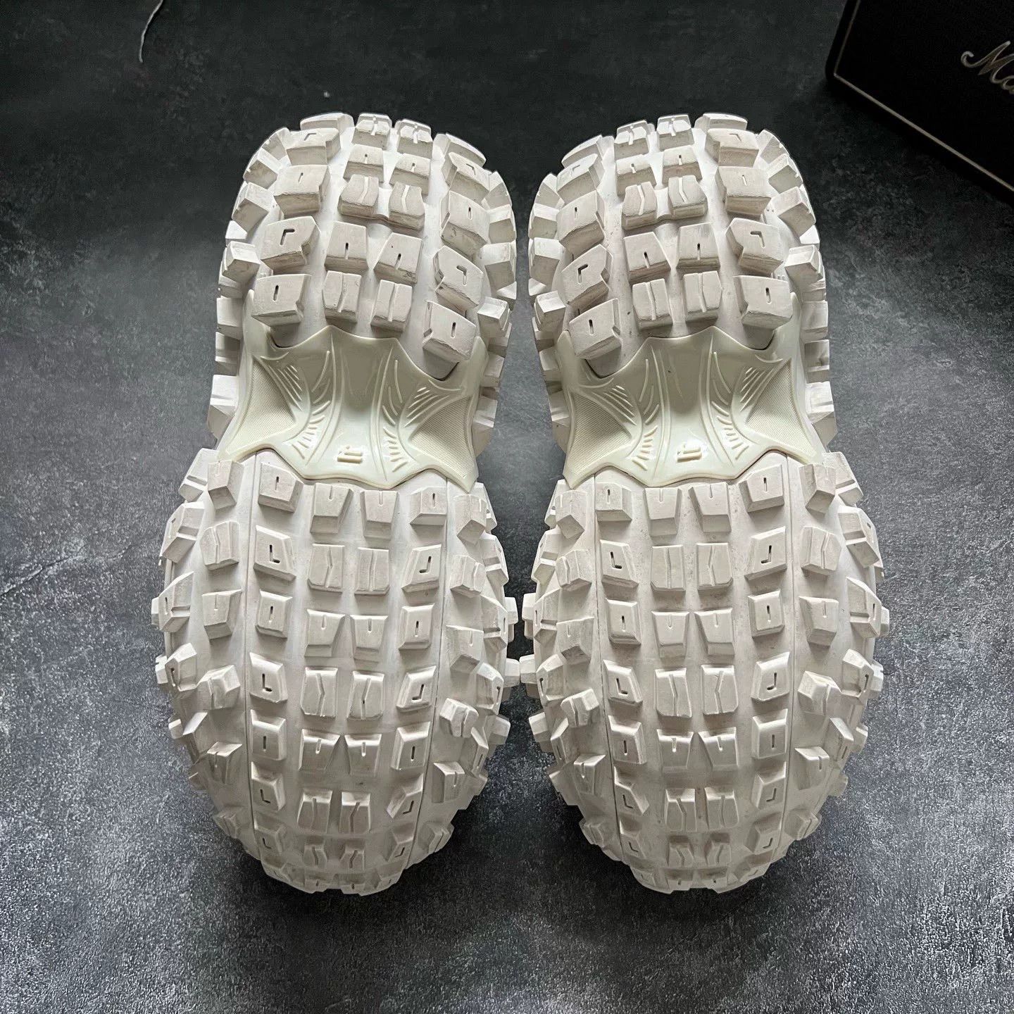 Balenciaga Balenciaga White Lowtop Sneakers 44 Men Size US 10.5 / EU 43-44 - 7 Thumbnail