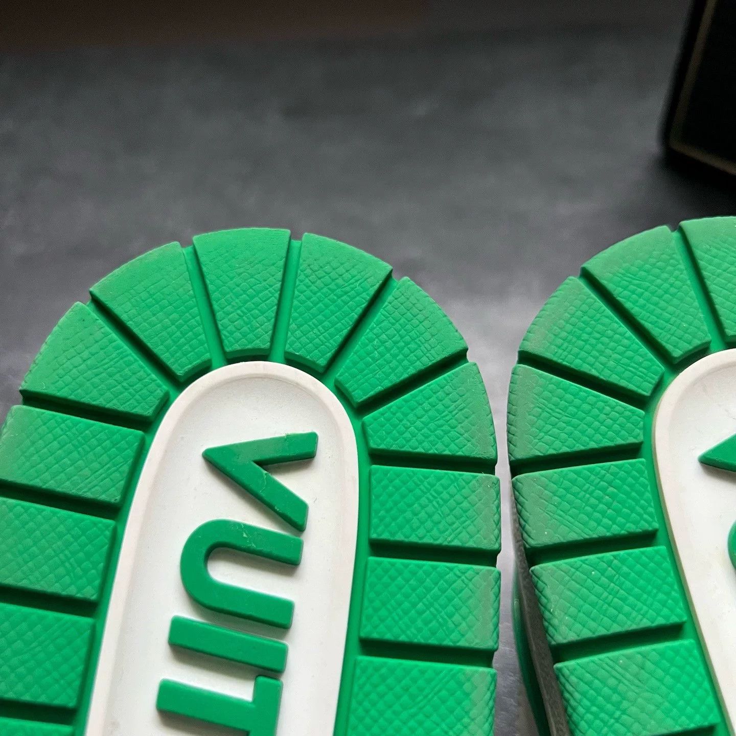 Louis Vuitton Louis Vuitton Training Green Lowtop Sneakers 42 Men Size US 9 / EU 42 - 8 Thumbnail