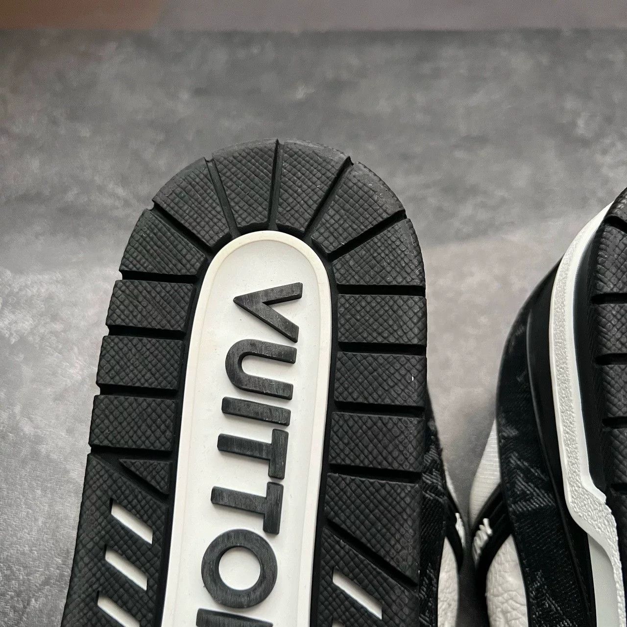 Louis Vuitton Louis Vuitton Training Black Lowtop Sneakers 42 Men Size US 9 / EU 42 - 8 Thumbnail