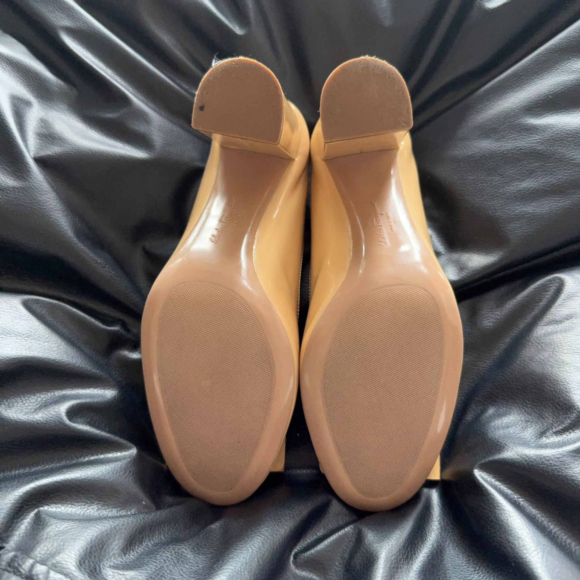 Salvatore Ferragamo Salvatore Ferragamo Gold Lowtop Sneakers 37 Women Size US 6.5 / IT 36.5 - 5 Thumbnail