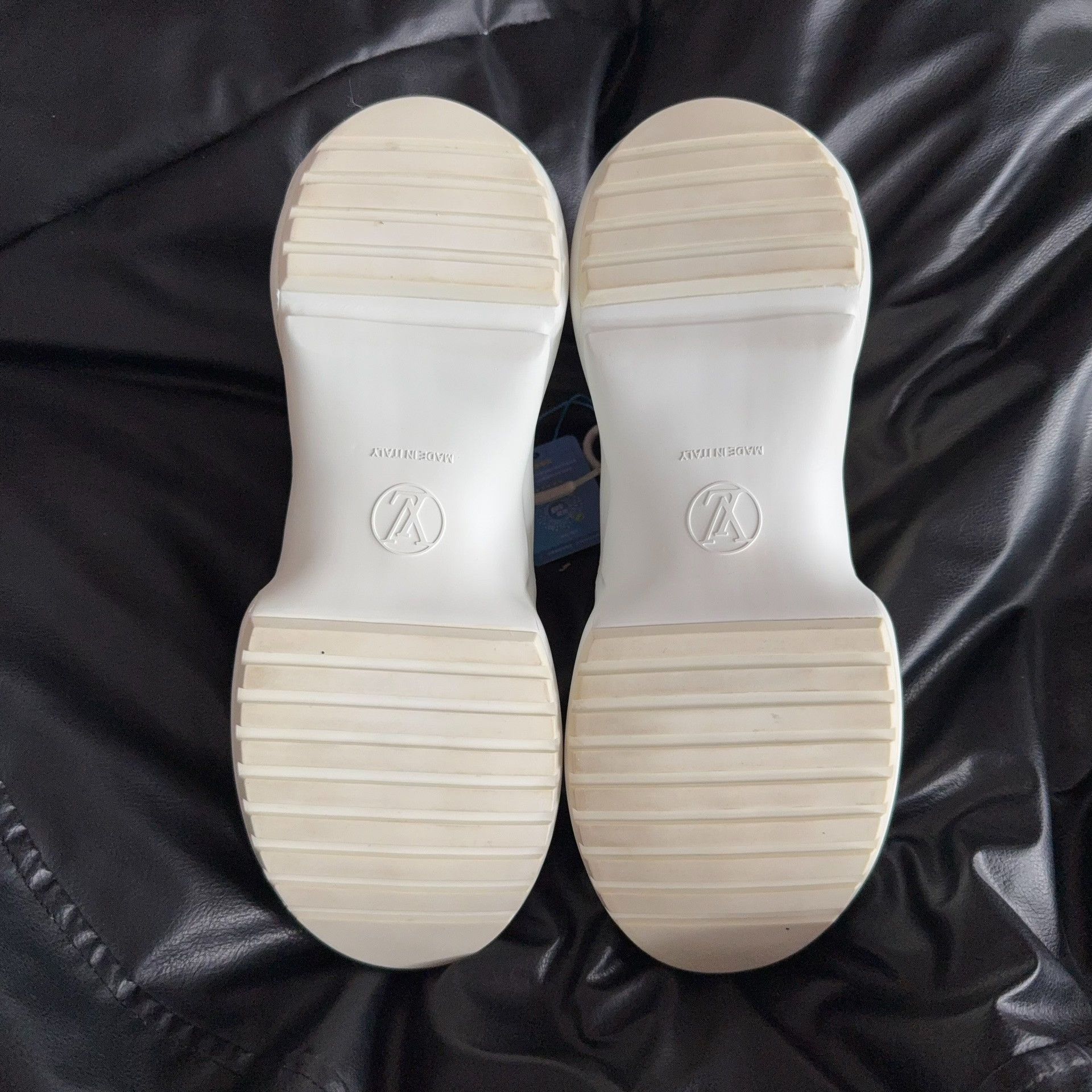 Louis Vuitton Louis Vuitton Blue Lowtop Sneakers 37.5 Women Size US 6.5 / IT 36.5 - 4 Thumbnail