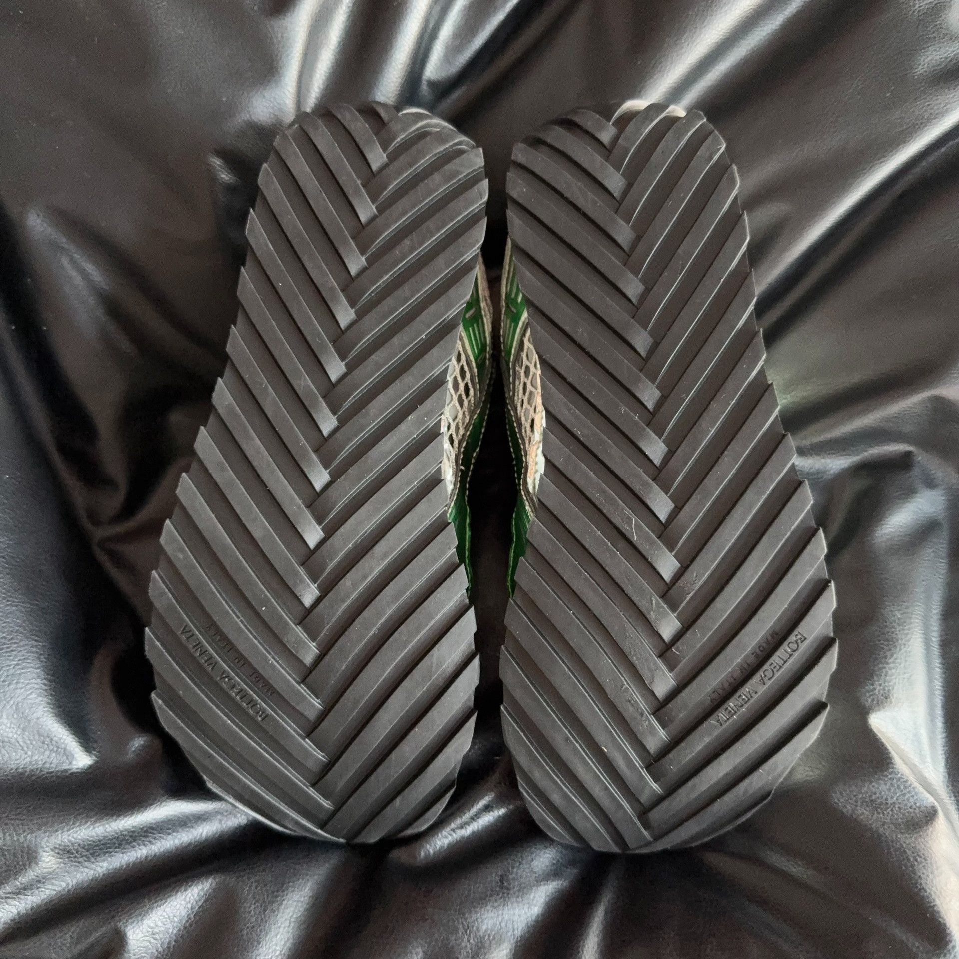 Bottega Veneta Bottega Veneta Silver Lowtop Sneakers 38 Women Size US 7.5 / IT 37.5 - 4 Thumbnail
