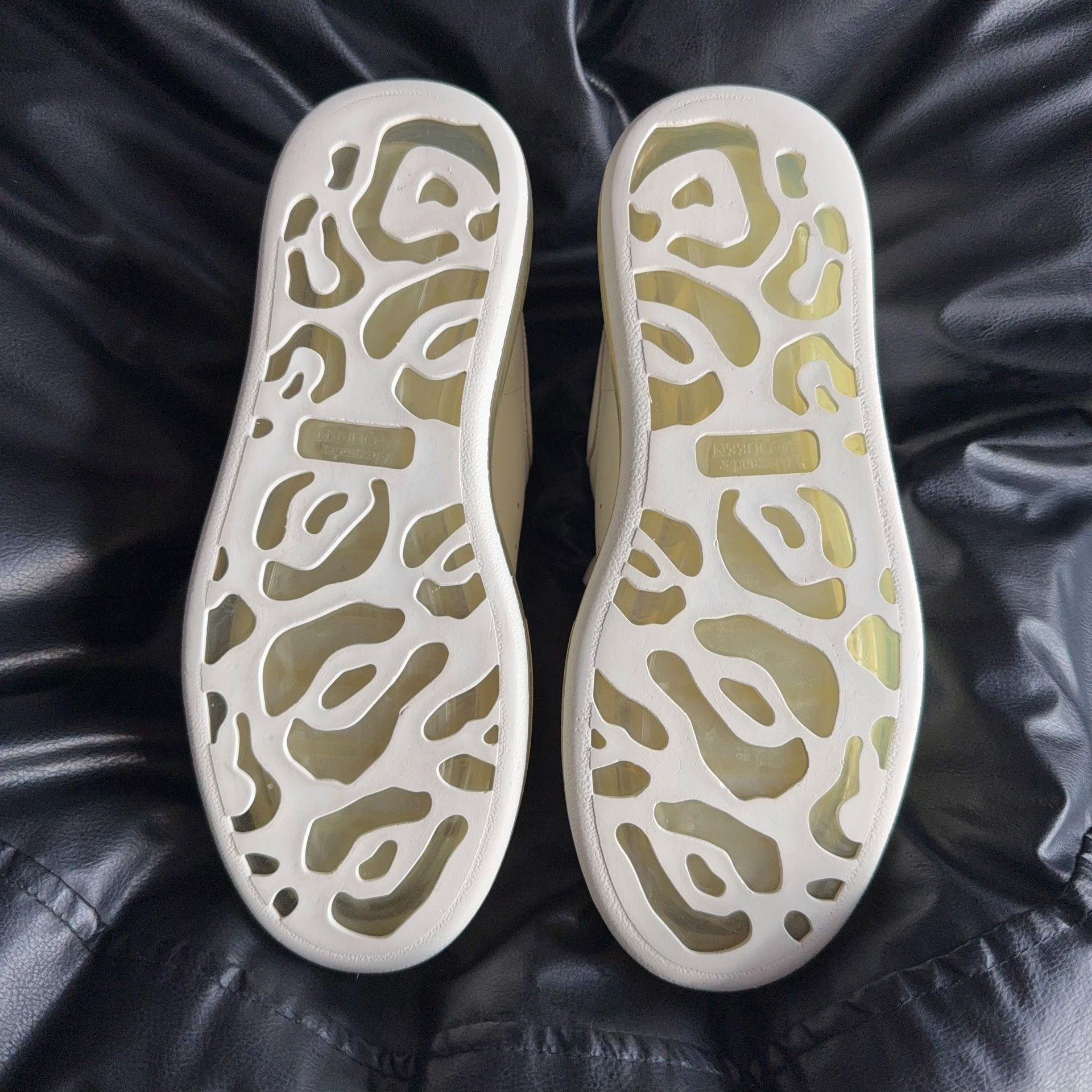 Alexander McQueen Alexander McQueen Clear Lowtop Sneakers 37 Women Size US 6.5 / IT 36.5 - 4 Thumbnail