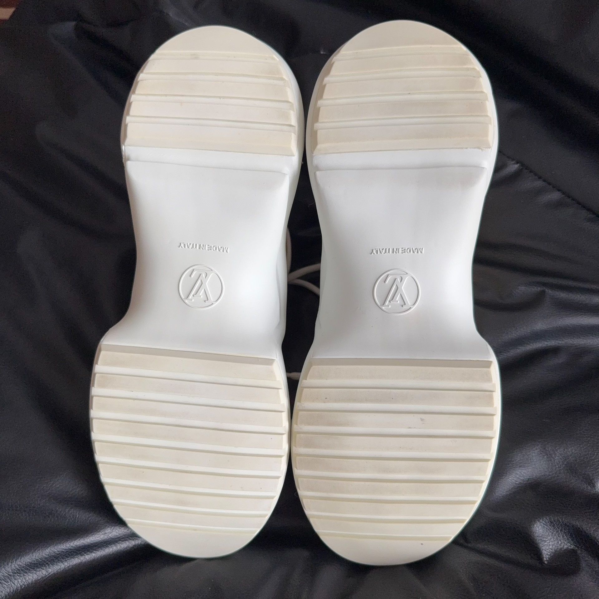 Louis Vuitton Louis Vuitton Blue Lowtop Sneakers 37.5 Women Size US 6.5 / IT 36.5 - 4 Thumbnail