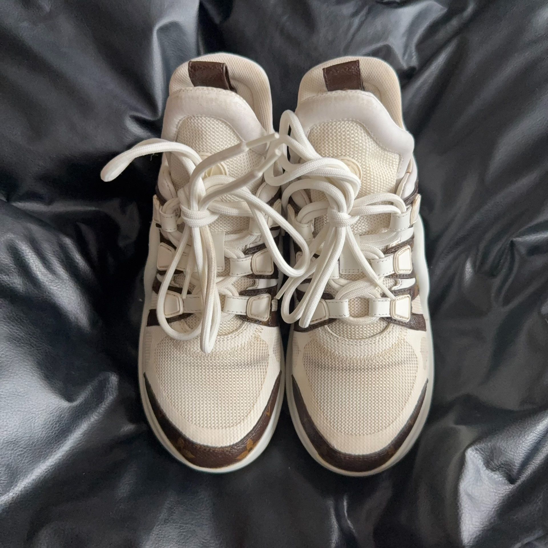 Louis Vuitton Louis Vuitton Lowtop Sneakers 35 Women Size US 5 / IT 35 - 2 Thumbnail