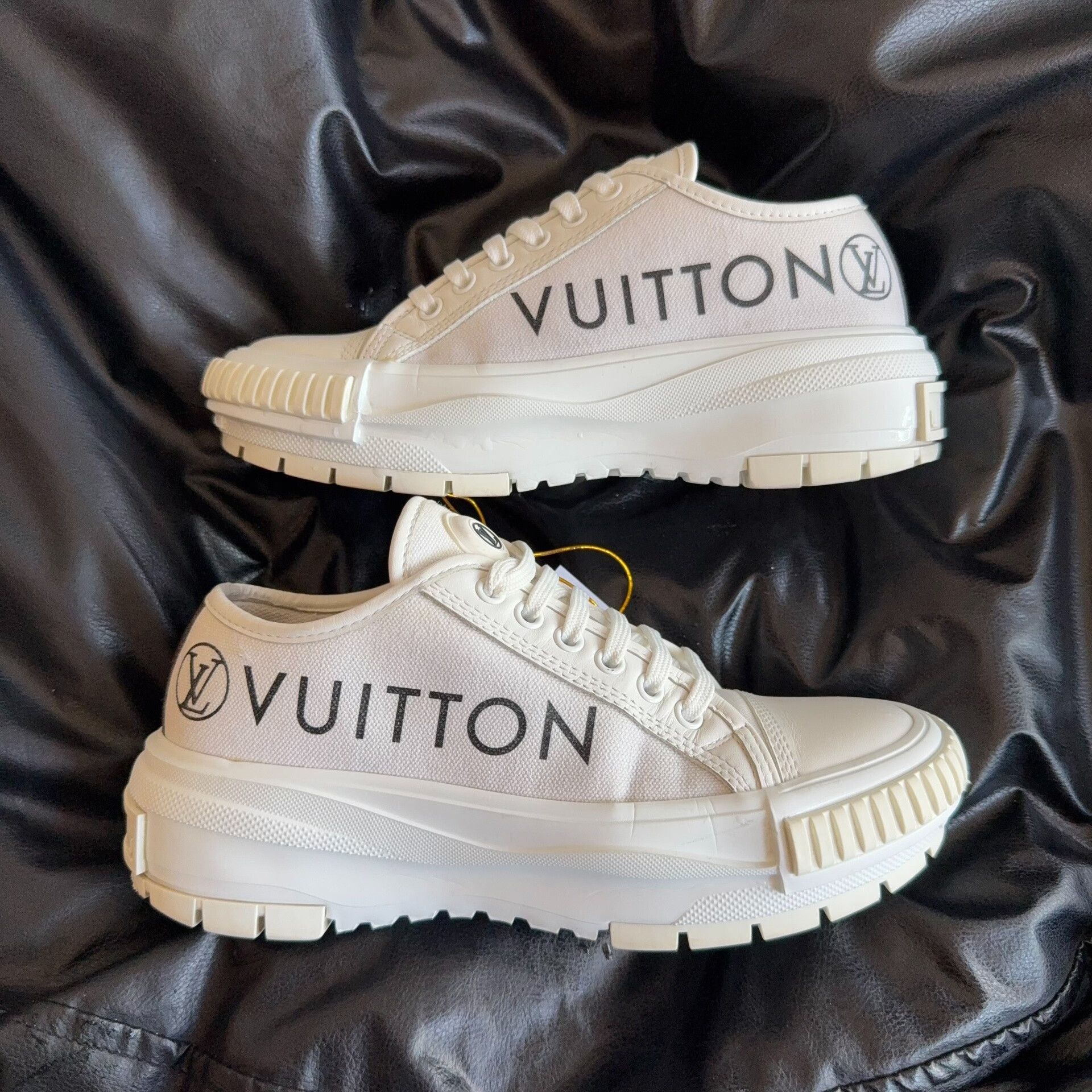 Louis Vuitton Louis Vuitton White Lowtop Sneakers 35.5 Women Size US 5 / IT 35 - 5 Thumbnail