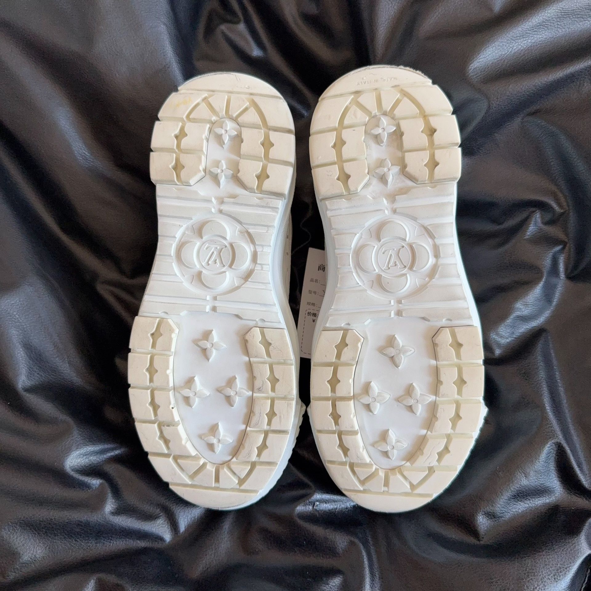 Louis Vuitton Louis Vuitton White Lowtop Sneakers 35.5 Women Size US 5 / IT 35 - 4 Thumbnail