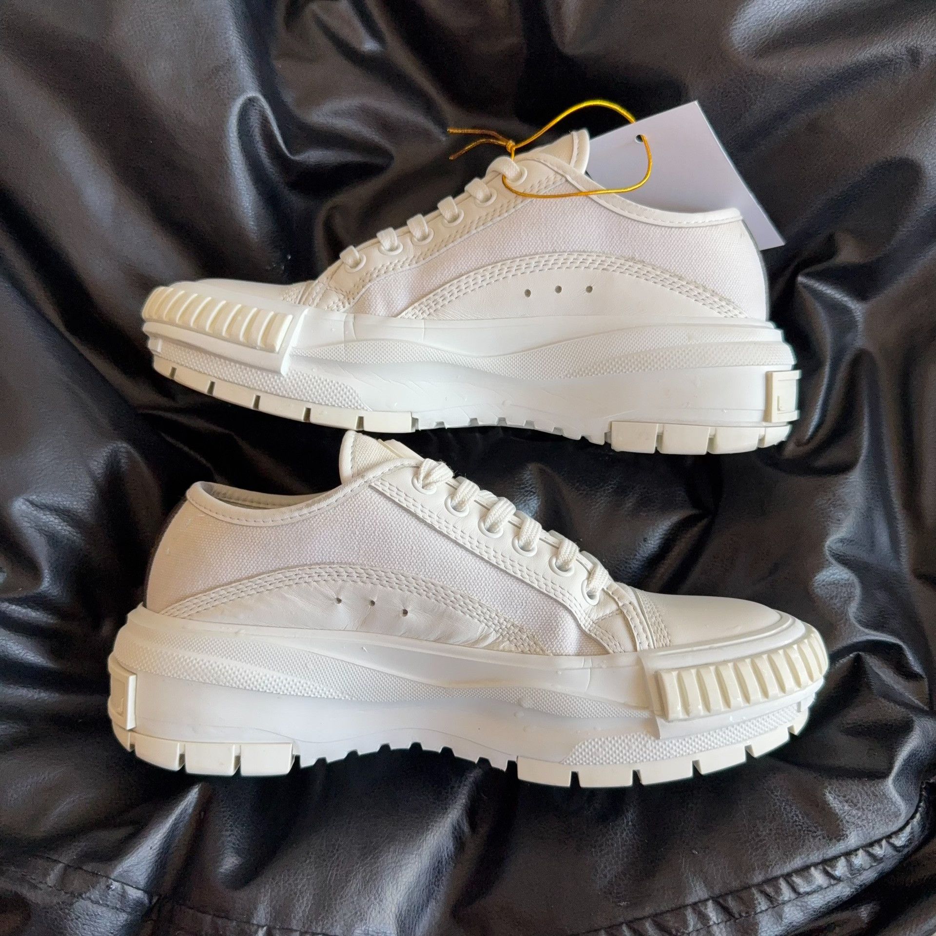Louis Vuitton Louis Vuitton White Lowtop Sneakers 35.5 Women Size US 5 / IT 35 - 6 Thumbnail