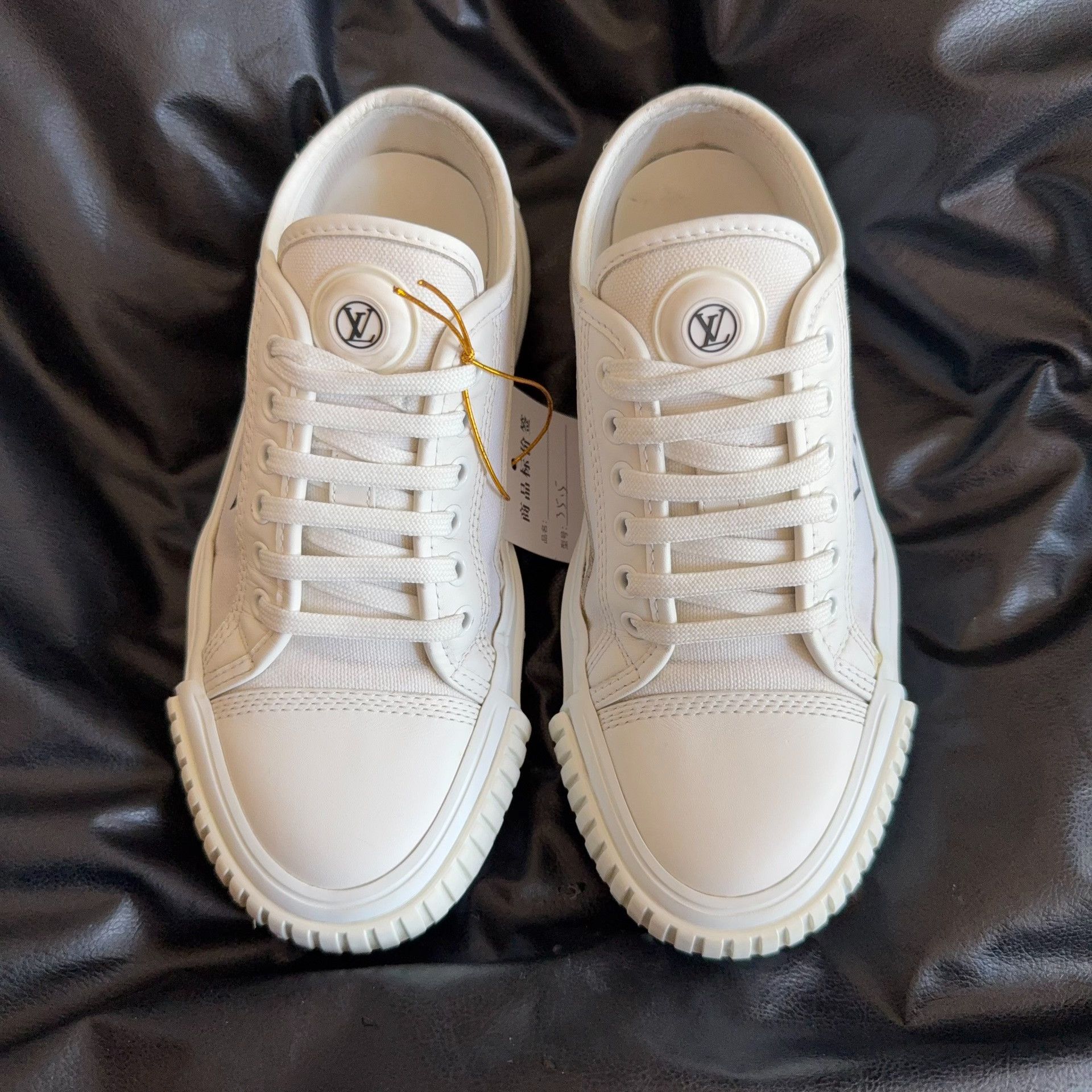 Louis Vuitton Louis Vuitton White Lowtop Sneakers 35.5 Women Size US 5 / IT 35 - 2 Thumbnail