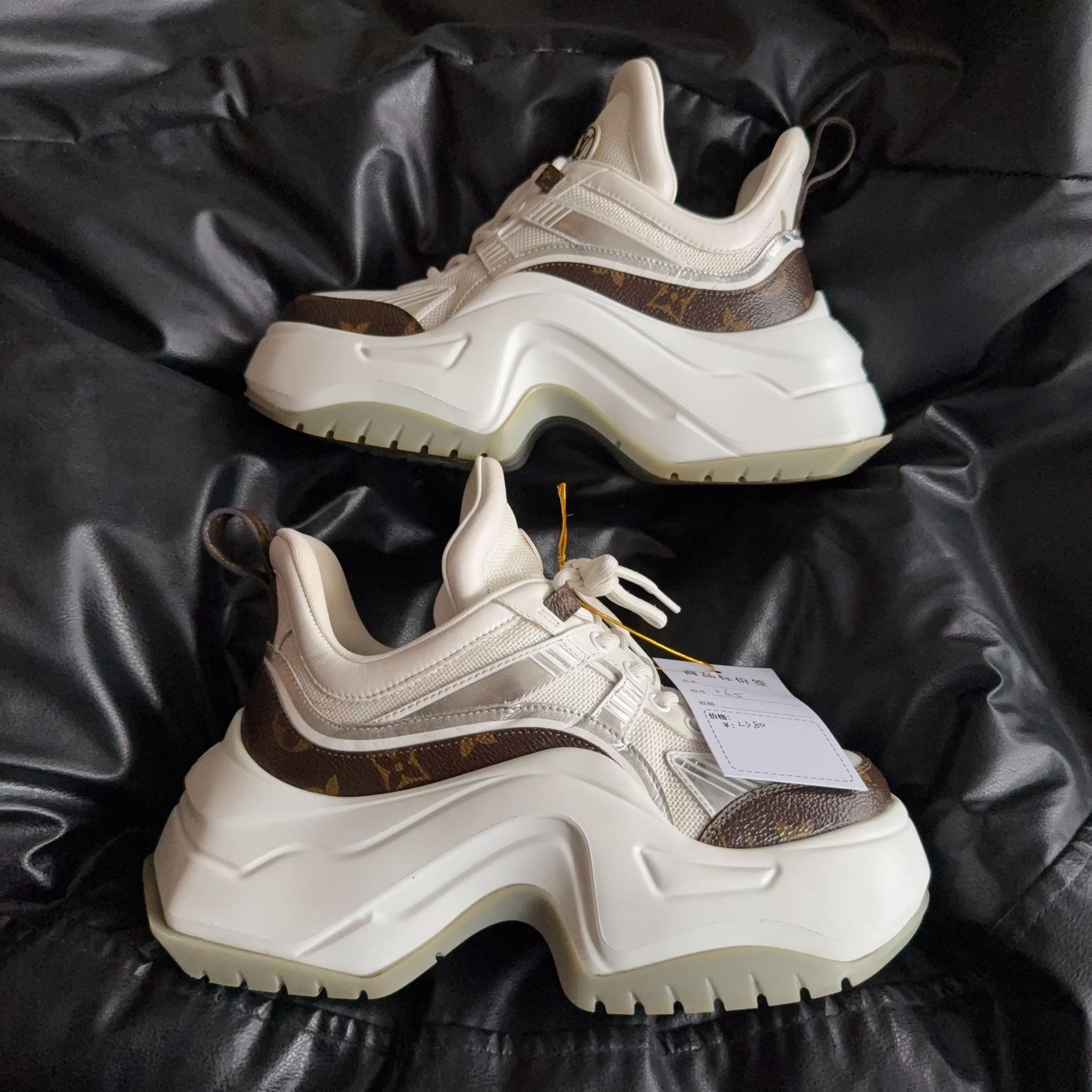 Louis Vuitton Louis Vuitton Brown Hitop Sneakers 36.5 Women Size US 6 / IT 36 - 5 Thumbnail