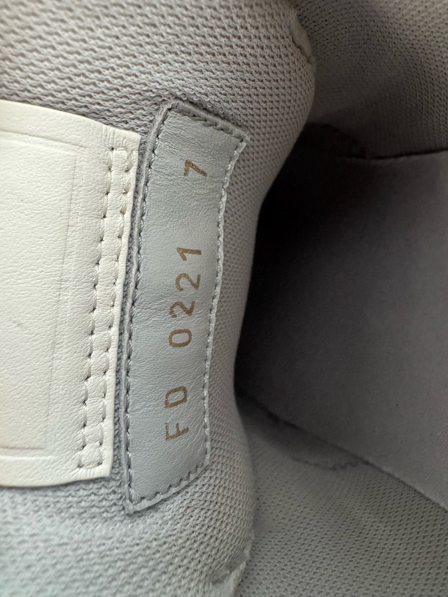 Louis Vuitton Louis Vuitton Training White Lowtop Sneakers 7 Men Size US 7 / EU 40 - 7 Thumbnail